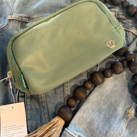 Lululemon Athletica Sage Cosmetic Bag - Picture 1 of 1
